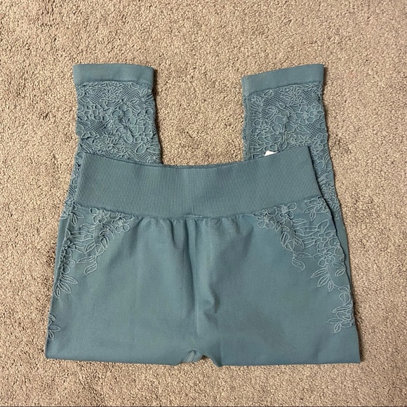 New FABLETICS Elise Seamless Capri Size L NWT - Picture 4 of 5